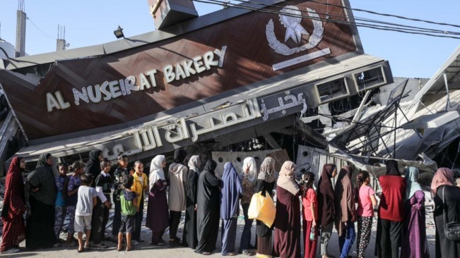 Warga mengantri bahan makanan di Palestina. [X]